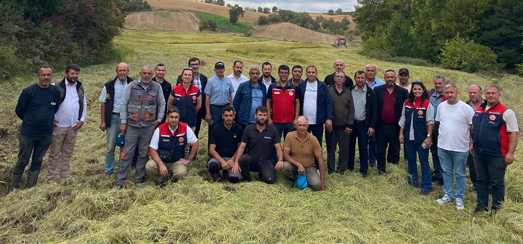 DÜZCE İLİNDEN GELEN HEYETE DAMLA SULAMA YÖNTEMİ İLE ÇELTİK ÜRETİMİ TANITILDI