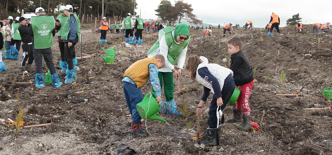 ÇANAKKALE'DE "GELECEĞE NEFES" SEFERBERLİĞİ: BİNLERCE FİDAN TOPRAKLA BULUŞTU